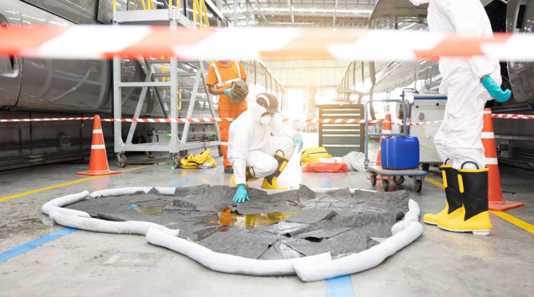 secondary containment system with absorbent booms